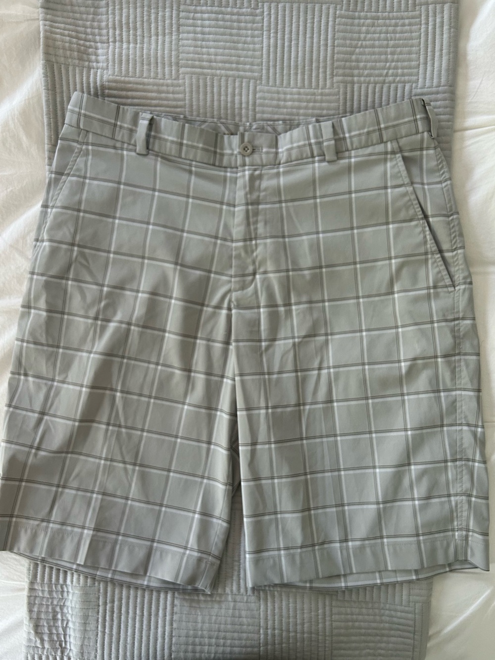 NikeGolf Men's Light Gray Plaid Flat-Front Performance Shorts